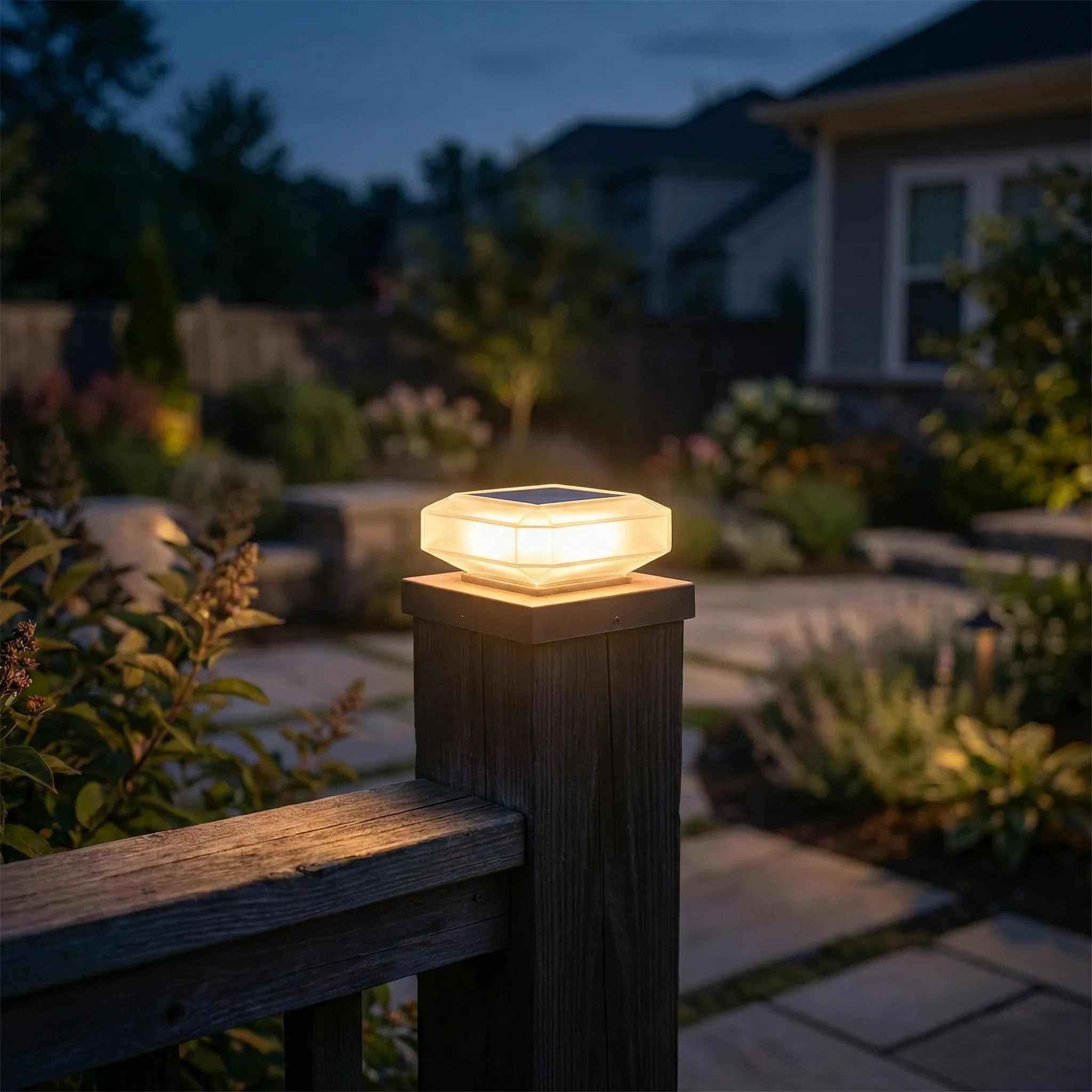 Nordspur | Lumivane Solar-Powered Outdoor Post Cap Light