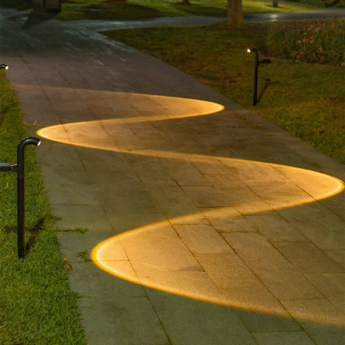 Nordspur | Raylux Curved Outdoor Pathway Light