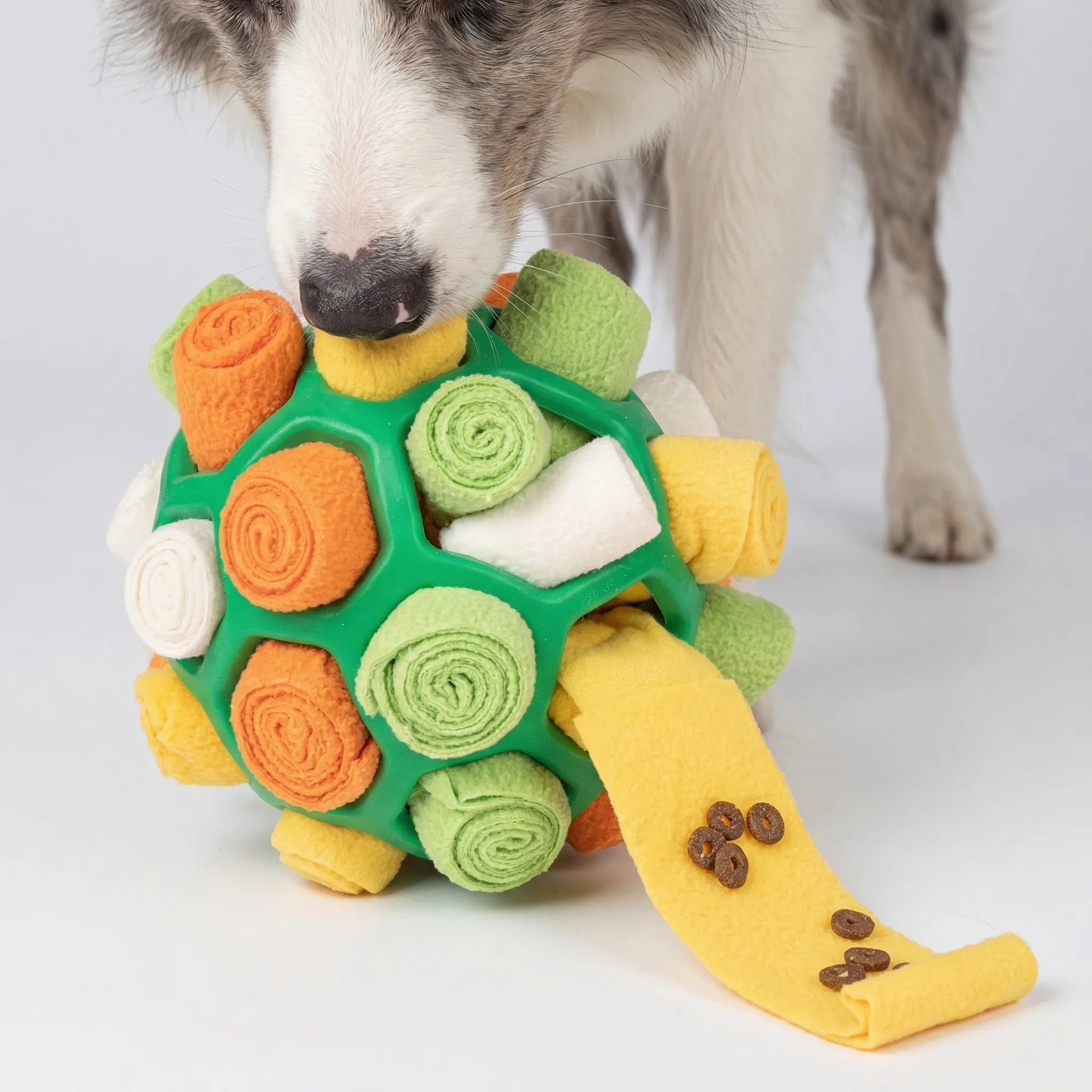Interaktiver Schnüffelball für Hunde mit Leckerli-Taschen und Riemengriff