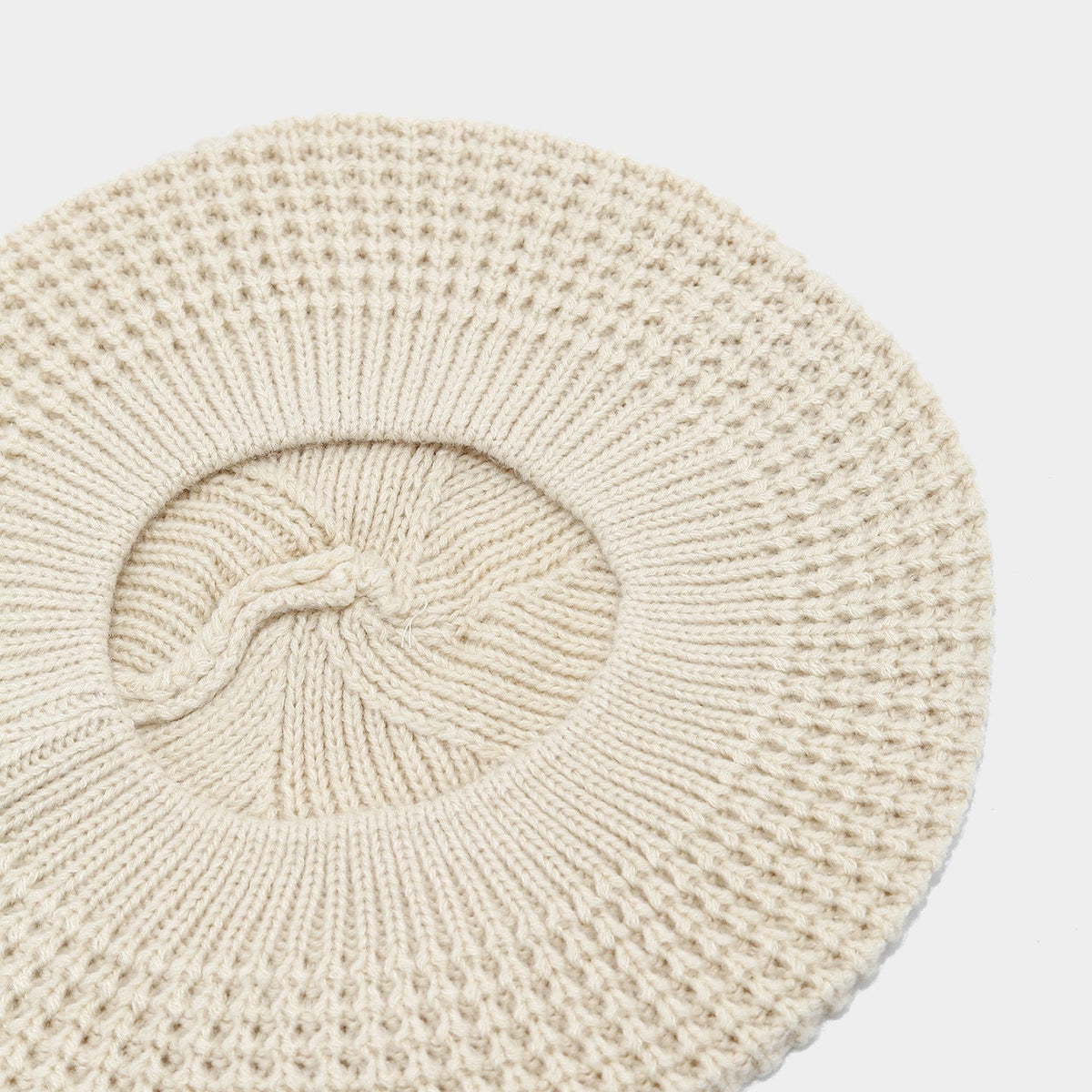 Chic Knitted Beret: Retro Artist Hat for Autumn/Winter
