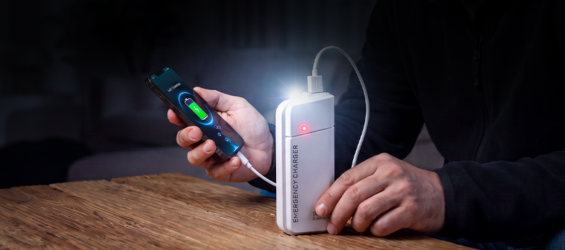 Portable Emergency Charger with AA Batteries – USB Charging, Compact and with LED Flashlight – Perfect for Travel, Commuting and Power Outages